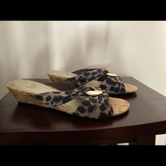 Impo Leopard Print Gold Buckle Sandals Sz 8M - Picture 2 of 3